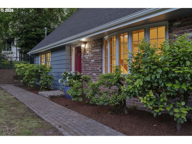 628 S PALATINE HILL Rd, Portland, OR 97219