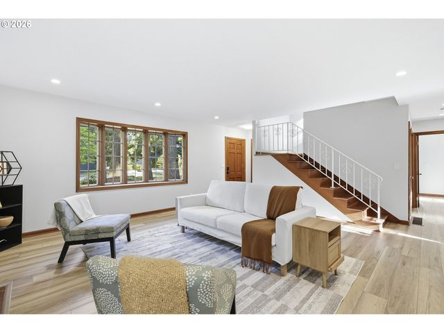 628 S PALATINE HILL Rd, Portland, OR 97219