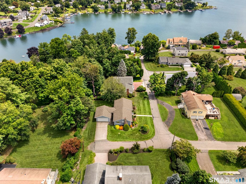 78 Arrowhead Road, Brookfield, CT 06804