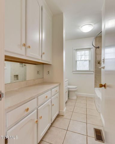 408 Oak Grove Avenue, Greeneville, TN 37745