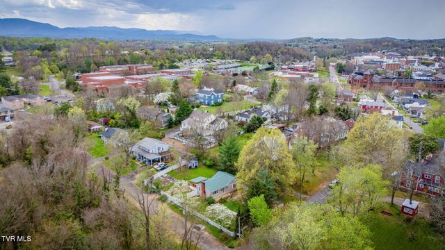 408 Oak Grove Avenue, Greeneville, TN 37745