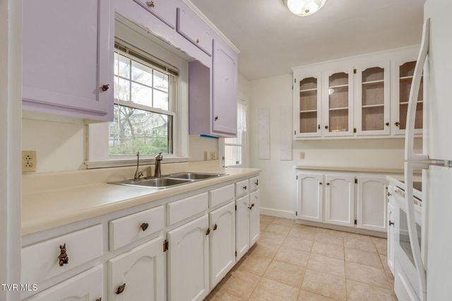 408 Oak Grove Avenue, Greeneville, TN 37745