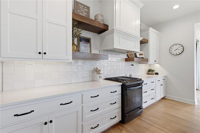 14798 S Parkhill Street, Olathe, KS 66061