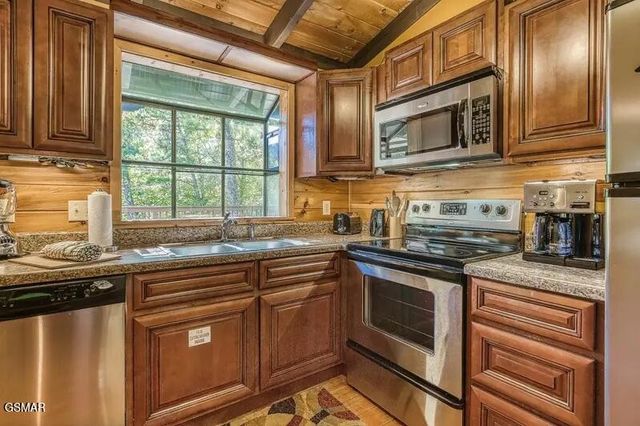 1059 Lower Alpine Way, Gatlinburg, TN 37738