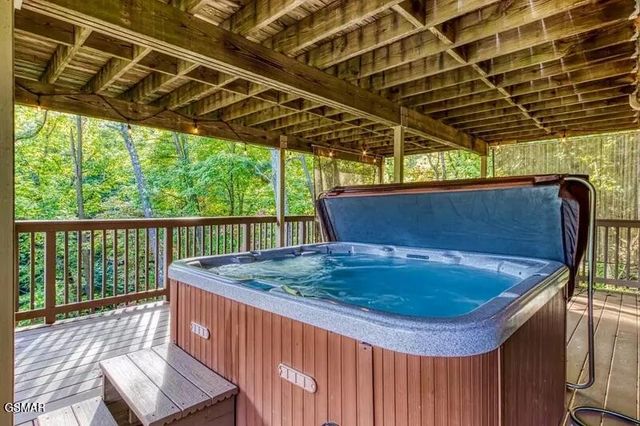 1059 Lower Alpine Way, Gatlinburg, TN 37738