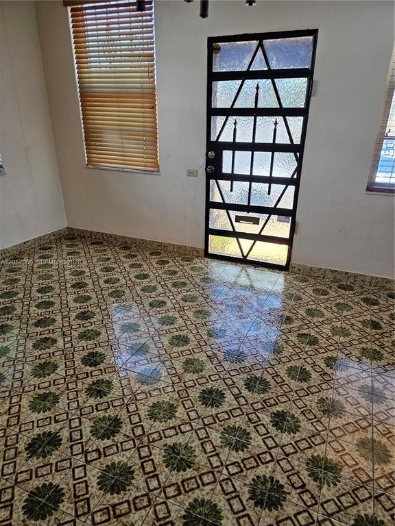Image 18 of property listing at 310 Ponce De Leon Blvd, Coral Gables, FL 33134