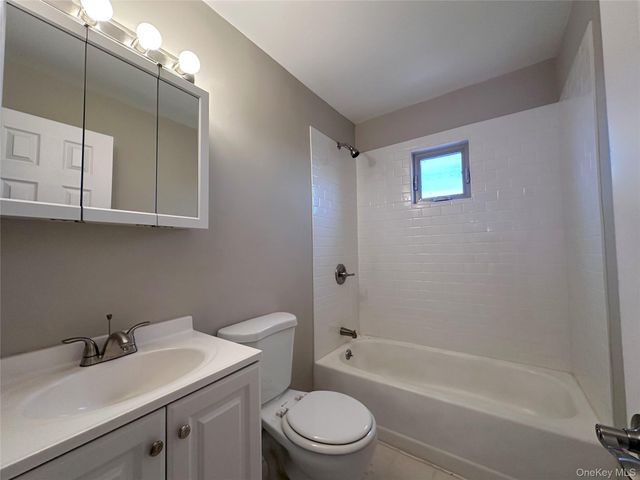 2449 UNION Boulevard 33B, Islip, NY 11751
