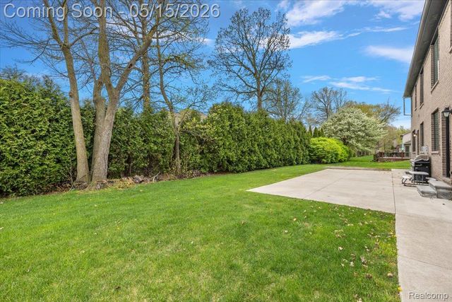 46930 Riverpark E, Macomb Township, MI 48044