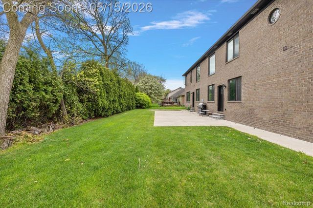 46930 Riverpark E, Macomb Township, MI 48044