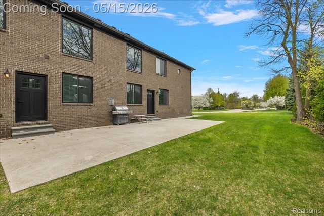 46930 Riverpark E, Macomb Township, MI 48044