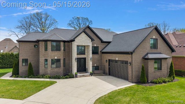 46930 Riverpark E, Macomb Township, MI 48044