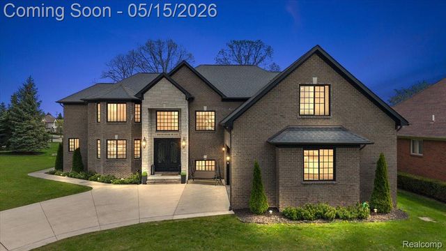 46930 Riverpark E, Macomb Township, MI 48044