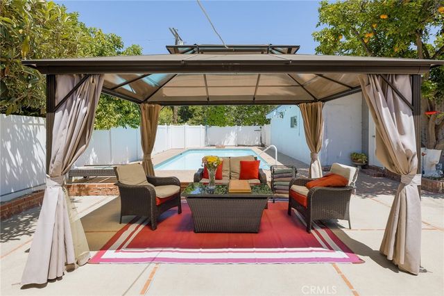 18813 Cantlay St, Reseda, CA 91335