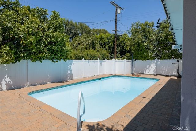 18813 Cantlay St, Reseda, CA 91335