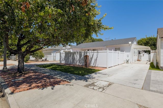 18813 Cantlay St, Reseda, CA 91335