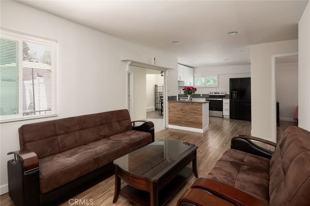 18813 Cantlay St, Reseda, CA 91335