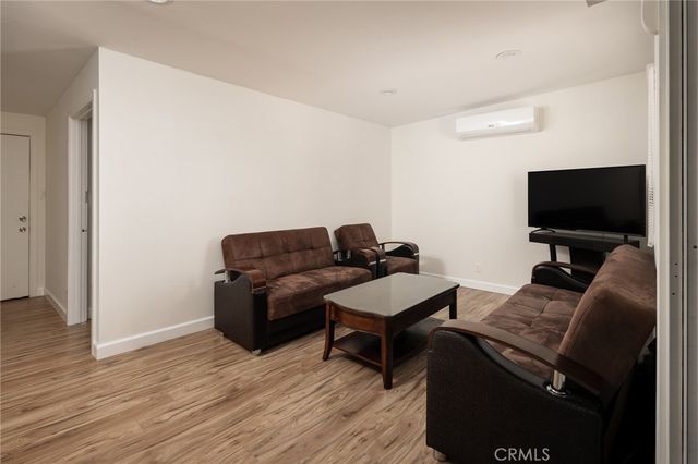 18813 Cantlay St, Reseda, CA 91335