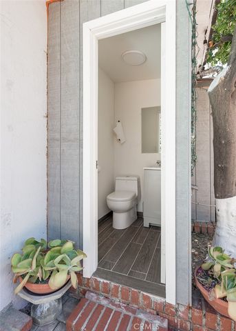 18813 Cantlay St, Reseda, CA 91335