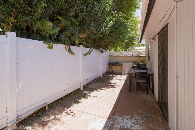 18813 Cantlay St, Reseda, CA 91335