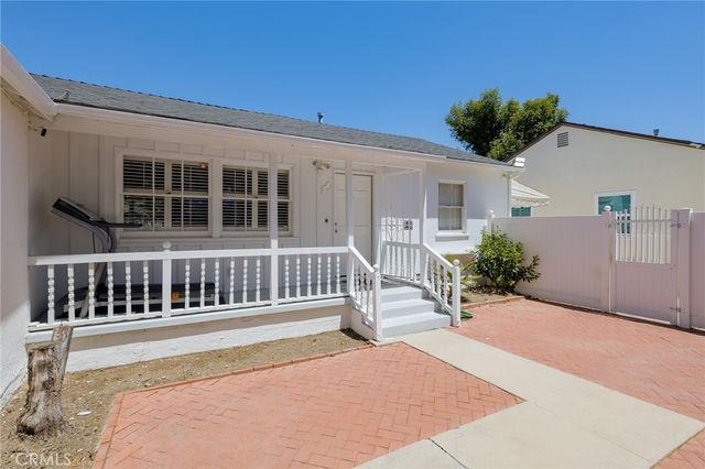 18813 Cantlay St, Reseda, CA 91335
