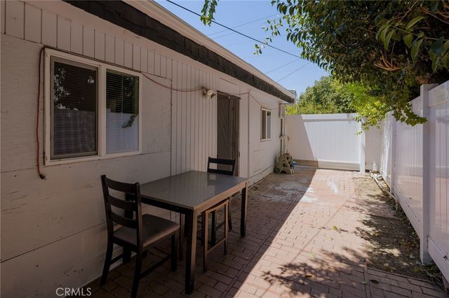18813 Cantlay St, Reseda, CA 91335