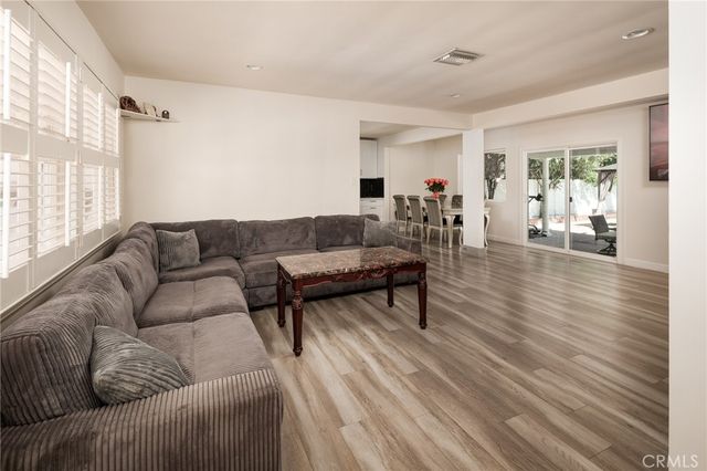 18813 Cantlay St, Reseda, CA 91335