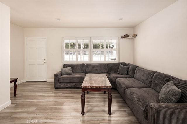 18813 Cantlay St, Reseda, CA 91335