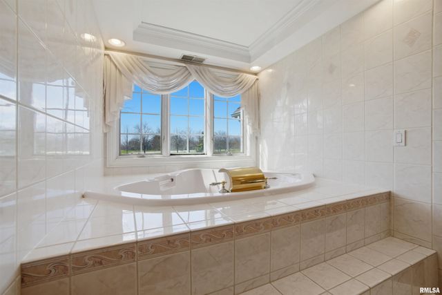 320 Eastfield Drive, East Peoria, IL 61611