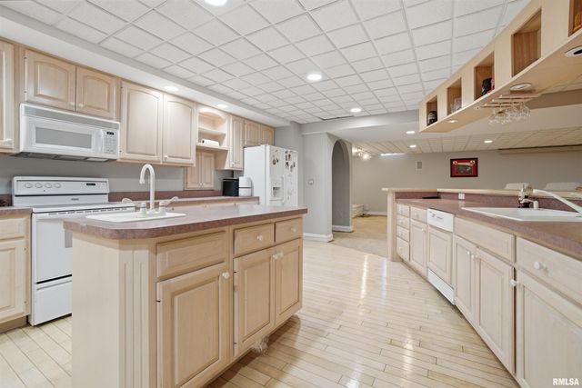 320 Eastfield Drive, East Peoria, IL 61611