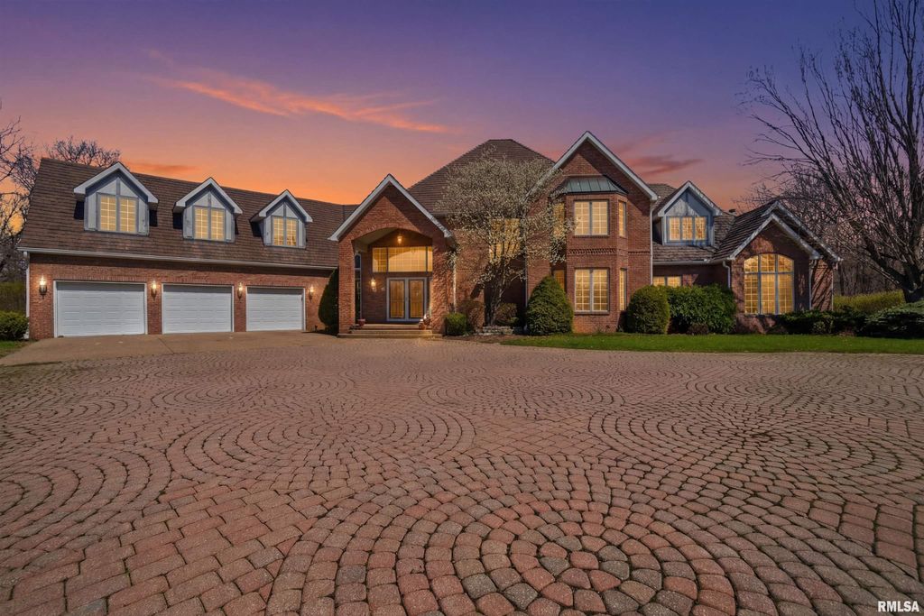 320 Eastfield Drive, East Peoria, IL 61611