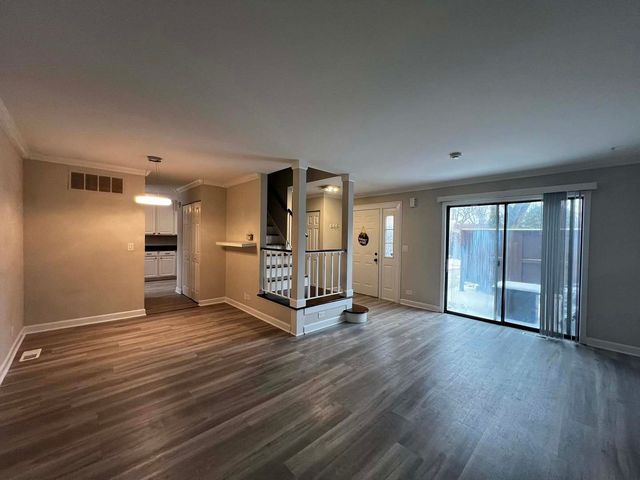 7333 Winthrop Way 10, Downers Grove, IL 60516