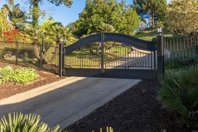 1966 Las Lomas, Vista, CA 92084