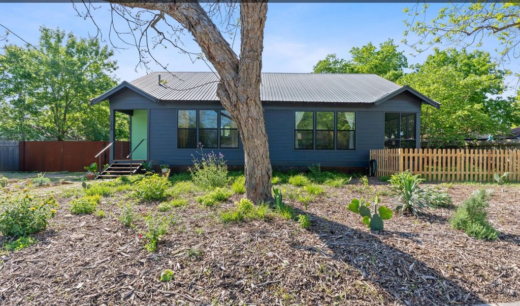 708 W Prairie Lea ST, Lockhart, TX 78644