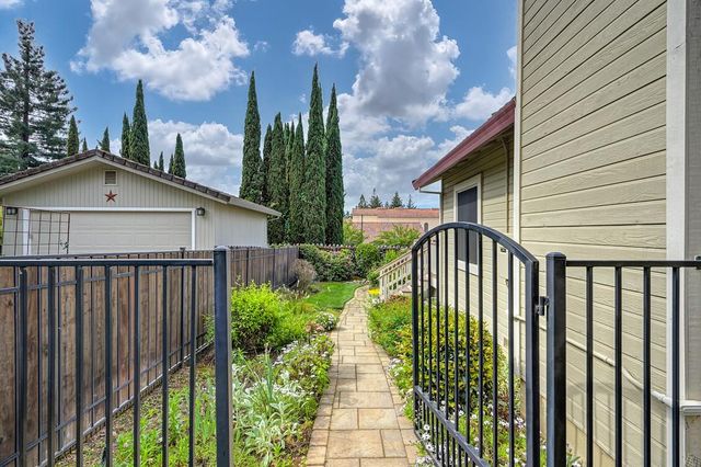 512 Adriana Pl, Auburn, CA 95603