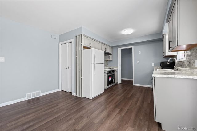 26201 Warner Avenue, Warren, MI 48091