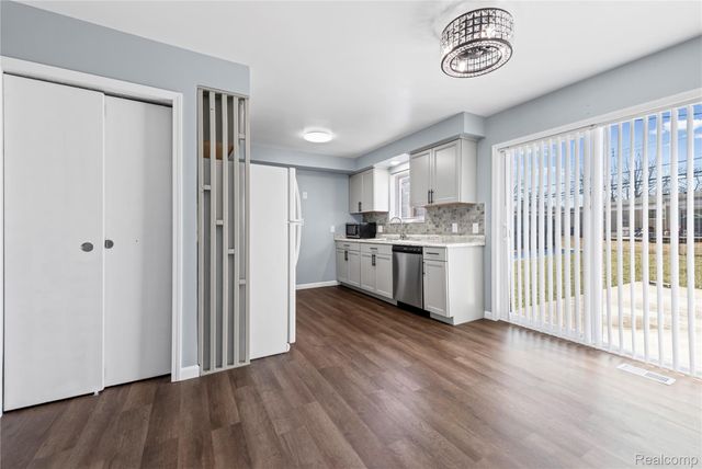 26201 Warner Avenue, Warren, MI 48091