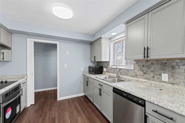 26201 Warner Avenue, Warren, MI 48091