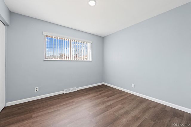 26201 Warner Avenue, Warren, MI 48091