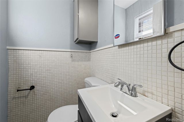 26201 Warner Avenue, Warren, MI 48091