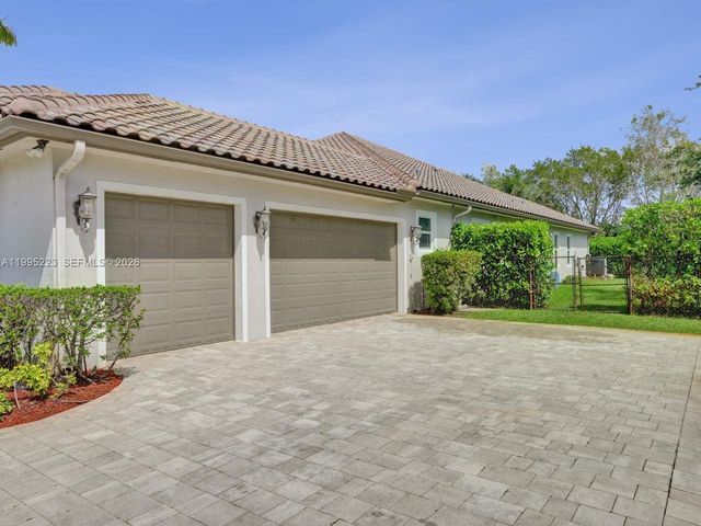14401 N Jockey Cir N, Davie, FL 33330