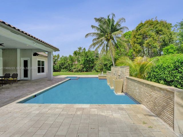 14401 N Jockey Cir N, Davie, FL 33330