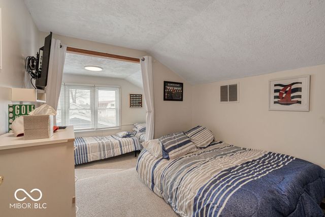 2122 Wolfs Point Drive, Rochester, IN 46975