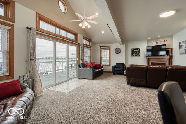 2122 Wolfs Point Drive, Rochester, IN 46975