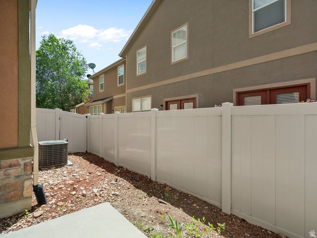 10968 MAPLE FARMS LN, South Jordan, UT 84095