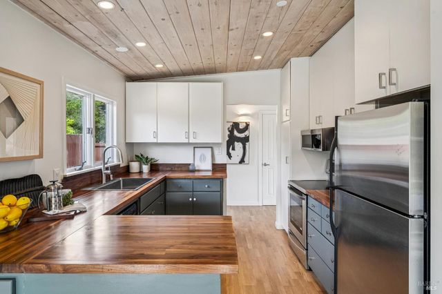 23 Arcangel Ct, Fairfax, CA 94930