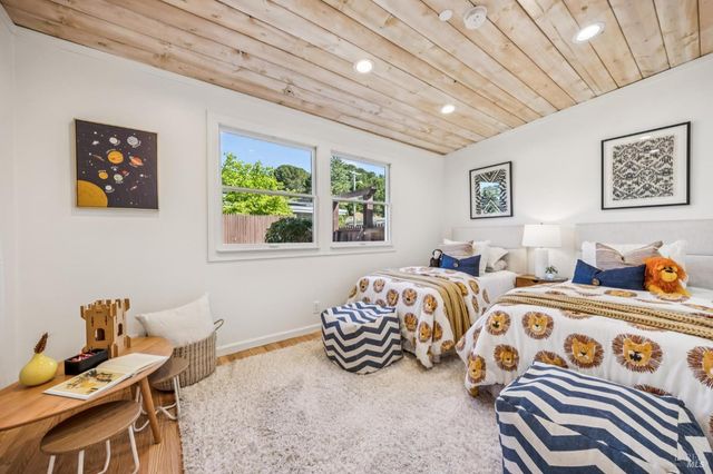 23 Arcangel Ct, Fairfax, CA 94930