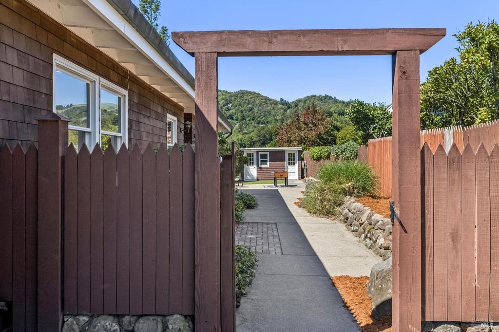 23 Arcangel Ct, Fairfax, CA 94930