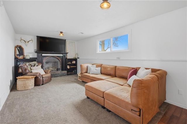 1300 Robin Circle, Kearney, MO 64060