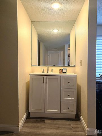 700 New Stine Road 10, Bakersfield, CA 93309