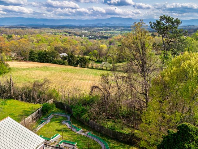 812 Starlight Ln, Kodak, TN 37764
